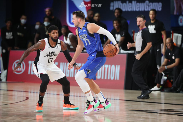 一只意外闯 一只意外闯